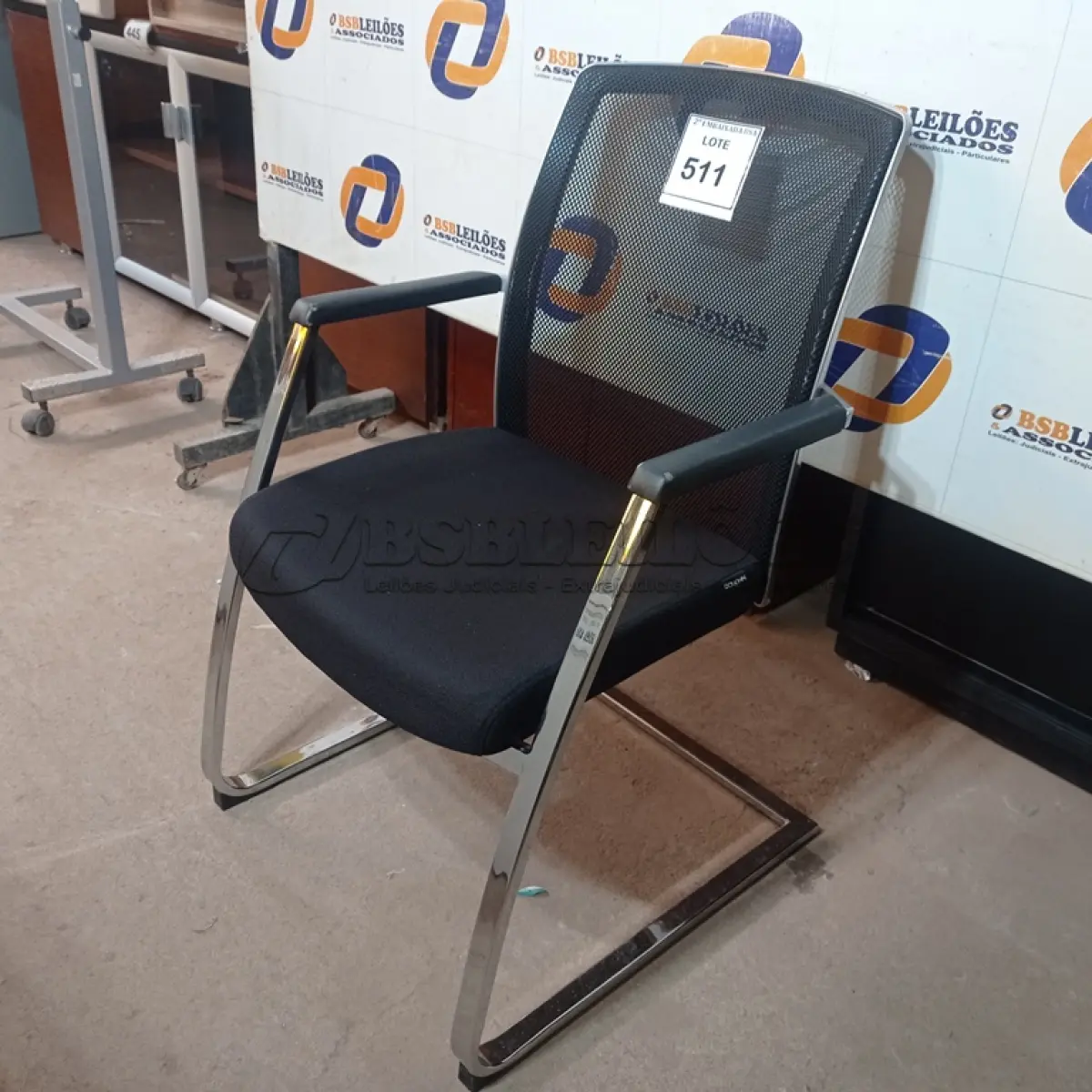 LOTE 511 - 01 CADEIRA DE ESCRITÓRIO. (NO ESTADO EM QUE SE ENCONTRA. SUJEITO A AVARIAS OCULTAS/VISÍVEIS.)