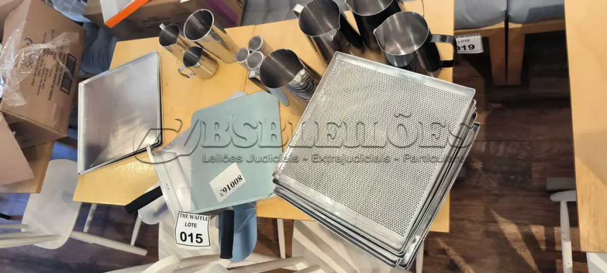 LOTE 015 - 11 ASSADEIRAS PERFURADAS, 3 ASSADEIRAS SEM FURO, 04 JARRAS EM INOX GRANDE, 1 PITCHER MÉDIO,01 PITCHER PEQUENO, 01 COPO EM INOX GRANDE, 4 POLVILHADOS EM INOX E 2 PÁS DE FORNO EM INOX.  (NO ESTADO) ATENÇÃO! FAZER A VISITAÇÃO ANTES DE ARREMATAR, NÃO SABEMOS SE FUNCIONA. LEILÃO NÃO TEM GARANTIA E NEM DEVOLUÇÃO, SUJEITO A POSSÍVEIS AVARIAS VISÍVEIS/OCULTAS E/OU AUSÊNCIA DE COMPONENTES.