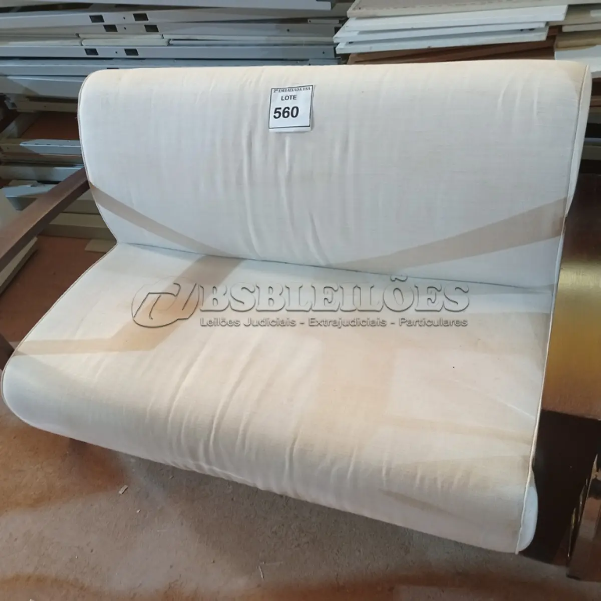 LOTE 560 - 01 SOFÁ DE 02 LUGARES. (LOVESEAT) (NO ESTADO EM QUE SE ENCONTRA. SUJEITO A AVARIAS OCULTAS/VISÍVEIS.)