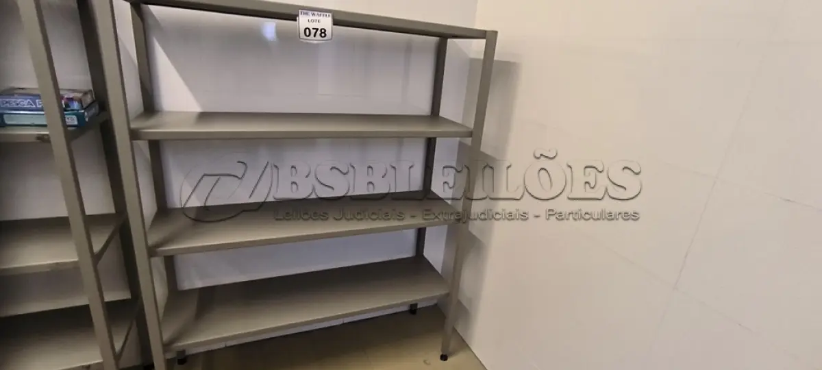 LOTE 078 - 01 ESTANTE DE FERRO COM 04 PRATELEIRAS. (NO ESTADO) ATENÇÃO! FAZER A VISITAÇÃO ANTES DE ARREMATAR, NÃO SABEMOS SE FUNCIONA. LEILÃO NÃO TEM GARANTIA E NEM DEVOLUÇÃO, SUJEITO A POSSÍVEIS AVARIAS VISÍVEIS/OCULTAS E/OU AUSÊNCIA DE COMPONENTES.