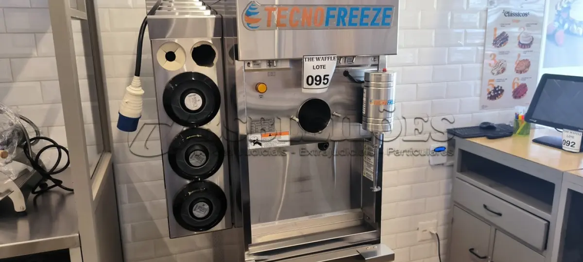 LOTE 095 - 01 MÁQUINA DE SORVETE CASQUINHA COM ESTABILIZADOR TECNO FREEZER. (NO ESTADO) ATENÇÃO! FAZER A VISITAÇÃO ANTES DE ARREMATAR, NÃO SABEMOS SE FUNCIONA. LEILÃO NÃO TEM GARANTIA E NEM DEVOLUÇÃO, SUJEITO A POSSÍVEIS AVARIAS VISÍVEIS/OCULTAS E/OU AUSÊNCIA DE COMPONENTES.