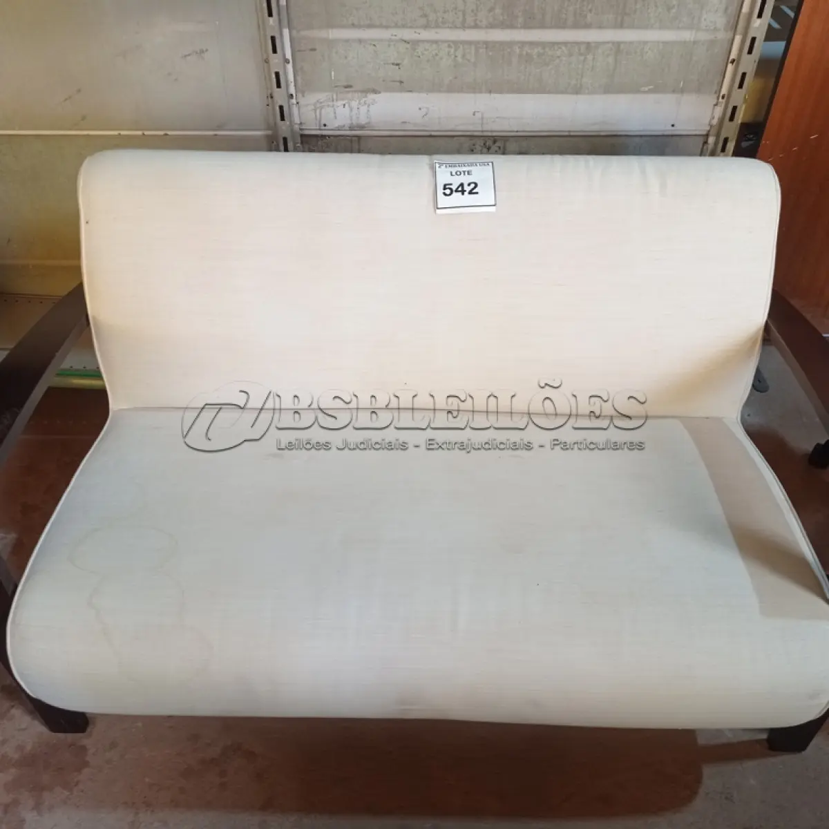 LOTE 542 - 01 SOFÁ DE 02 LUGARES. (LOVESEAT) (NO ESTADO EM QUE SE ENCONTRA. SUJEITO A AVARIAS OCULTAS/VISÍVEIS.)