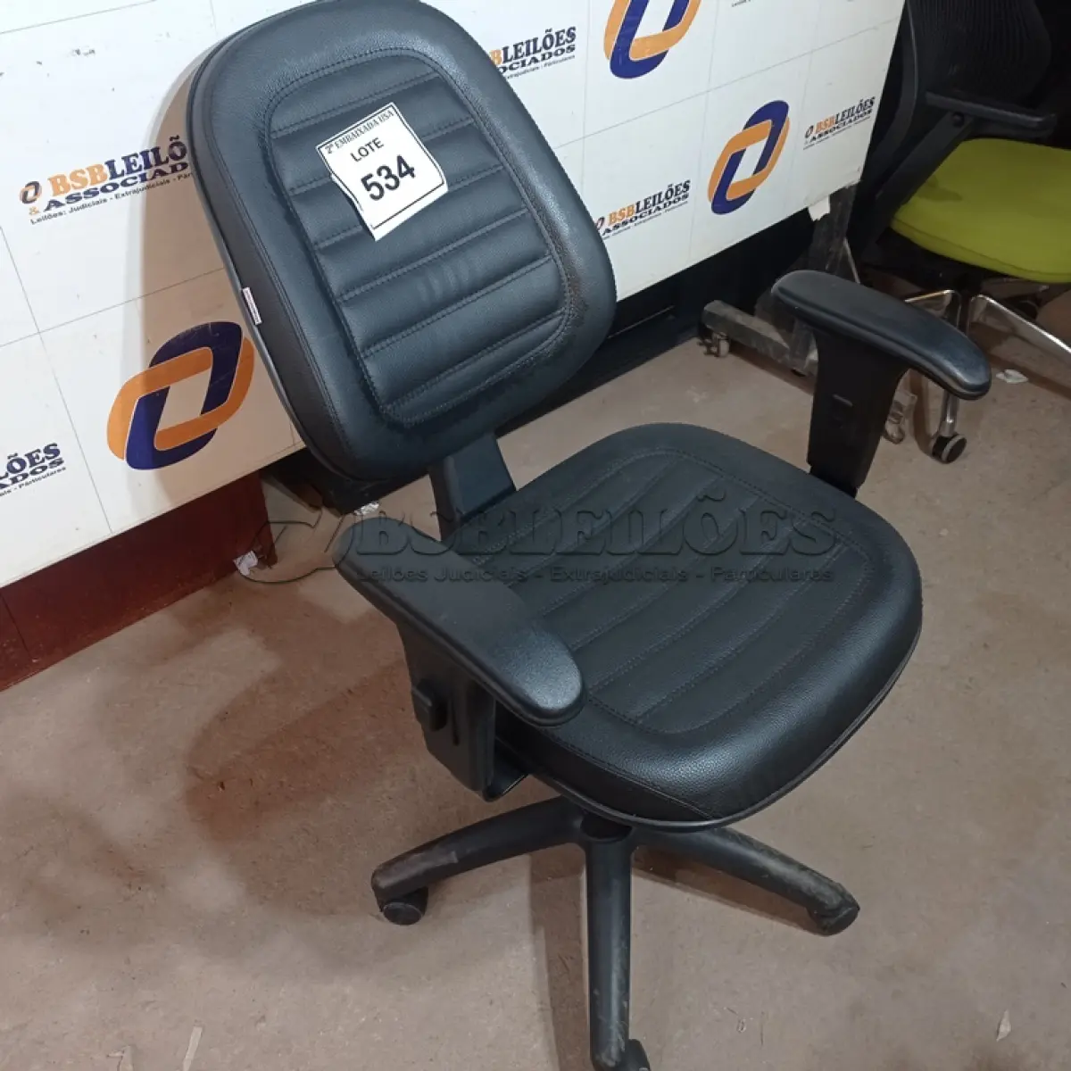LOTE 534 - 01 CADEIRA DE ESCRITÓRIO. (NO ESTADO EM QUE SE ENCONTRA. SUJEITO A AVARIAS OCULTAS/VISÍVEIS.)