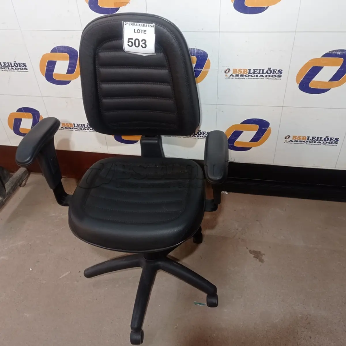 LOTE 503 - 01 CADEIRA DE ESCRITÓRIO. (NO ESTADO EM QUE SE ENCONTRA. SUJEITO A AVARIAS OCULTAS/VISÍVEIS.)
