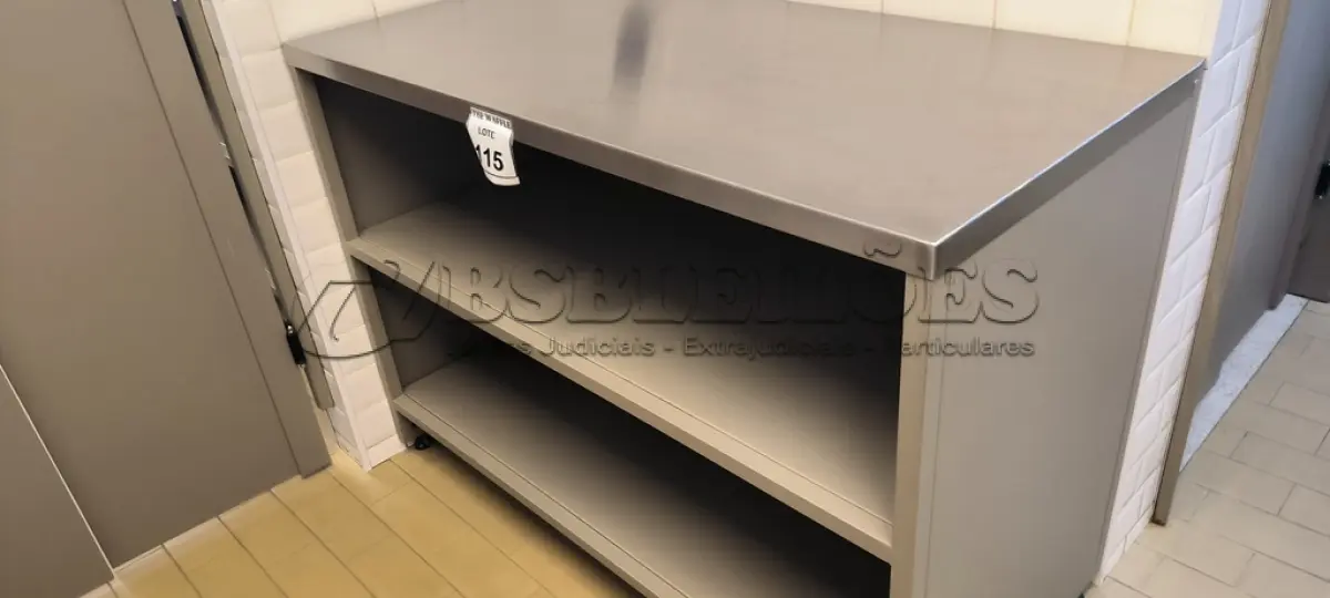 LOTE 115 - 01 PRATELEIRA EM FERRO COM TAMPO EM INOX. (NO ESTADO) ATENÇÃO! FAZER A VISITAÇÃO ANTES DE ARREMATAR, NÃO SABEMOS SE FUNCIONA. LEILÃO NÃO TEM GARANTIA E NEM DEVOLUÇÃO, SUJEITO A POSSÍVEIS AVARIAS VISÍVEIS/OCULTAS E/OU AUSÊNCIA DE COMPONENTES.