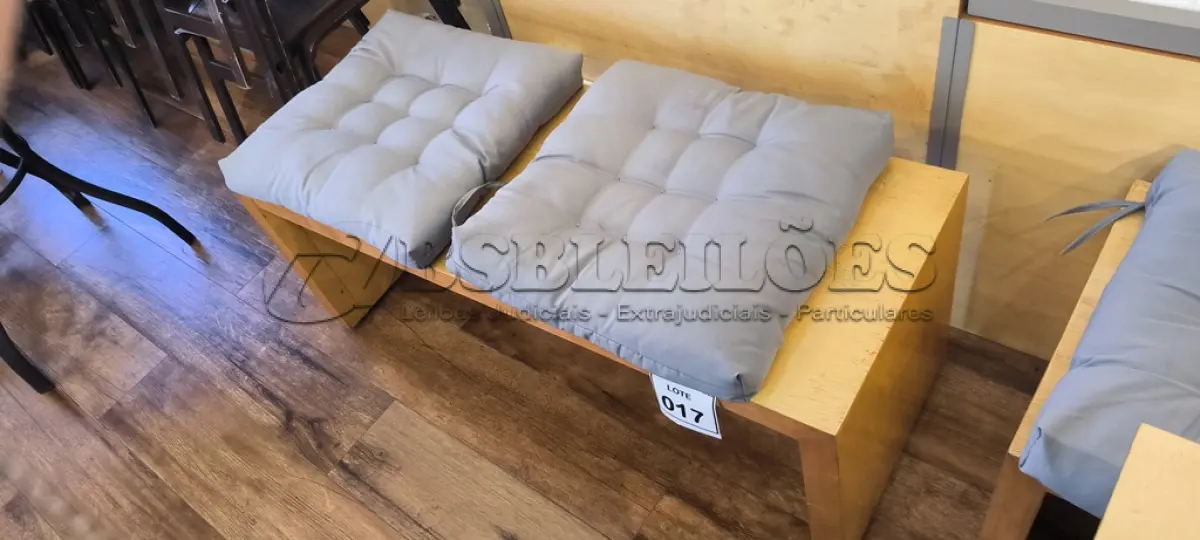 LOTE 017 - 01 BANCO EM MADEIRA COM 02 ACENTOS ESTOFADOS.  (NO ESTADO) ATENÇÃO! FAZER A VISITAÇÃO ANTES DE ARREMATAR, NÃO SABEMOS SE FUNCIONA. LEILÃO NÃO TEM GARANTIA E NEM DEVOLUÇÃO, SUJEITO A POSSÍVEIS AVARIAS VISÍVEIS/OCULTAS E/OU AUSÊNCIA DE COMPONENTES.