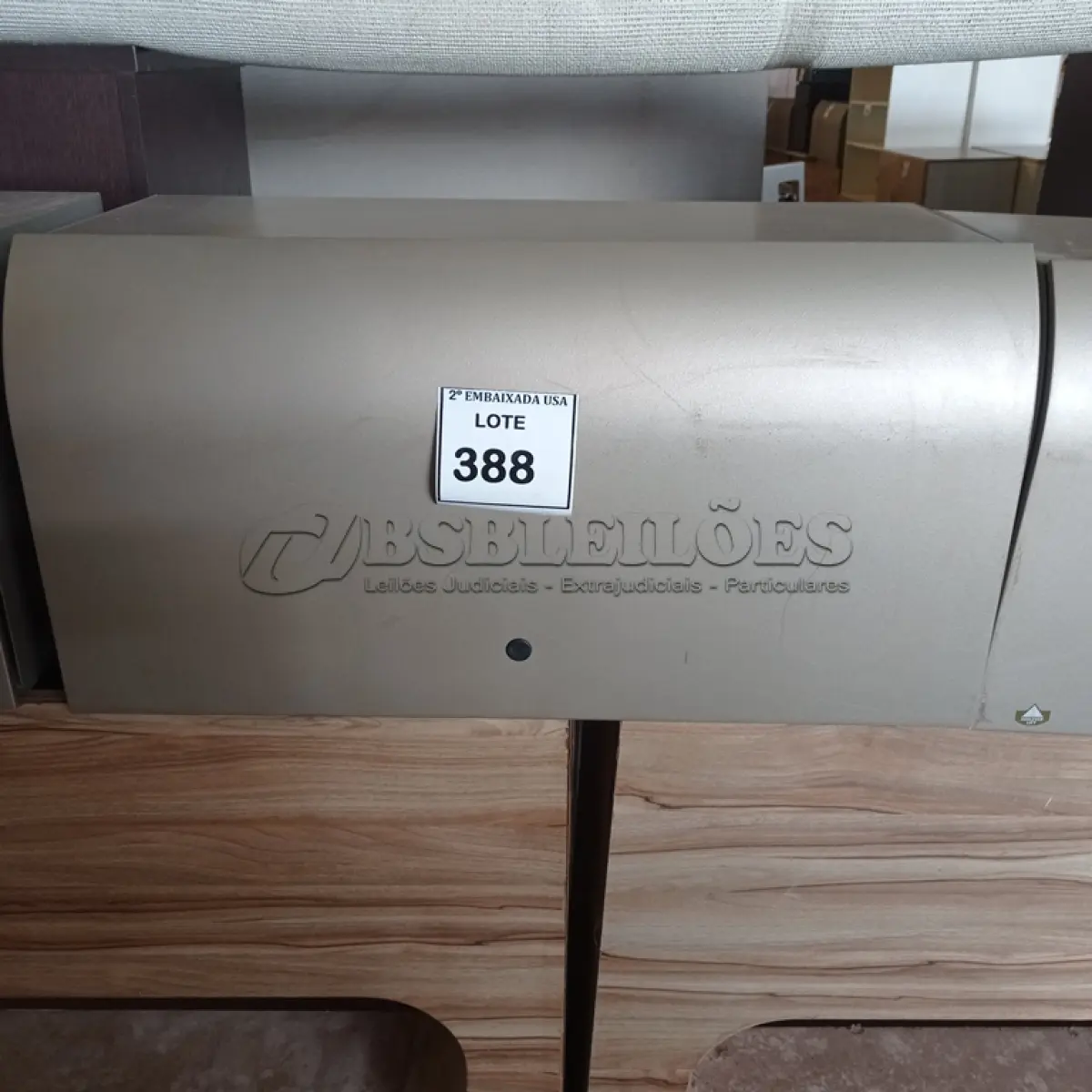 LOTE 388 - 01 ARMÁRIO EM AÇO SUSPENSO. (NO ESTADO EM QUE SE ENCONTRA. SUJEITO A AVARIAS OCULTAS/VISÍVEIS.)