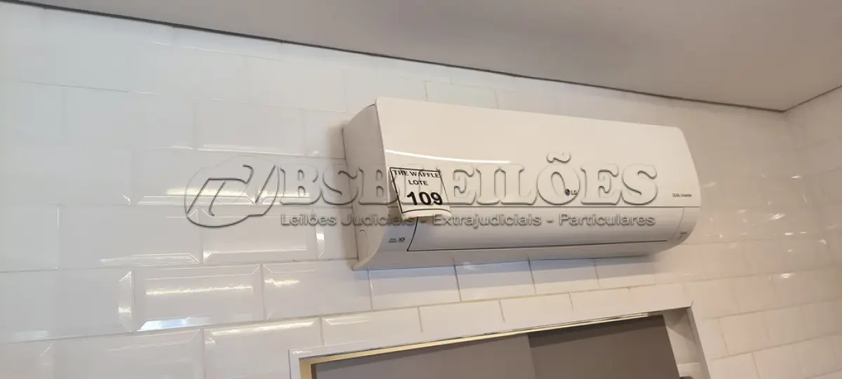 LOTE 109 - 01 AR CONDICIONADO LG DUAL INVERTE 12.000BTUS. (NO ESTADO) ATENÇÃO! FAZER A VISITAÇÃO ANTES DE ARREMATAR, NÃO SABEMOS SE FUNCIONA. LEILÃO NÃO TEM GARANTIA E NEM DEVOLUÇÃO, SUJEITO A POSSÍVEIS AVARIAS VISÍVEIS/OCULTAS E/OU AUSÊNCIA DE COMPONENTES.