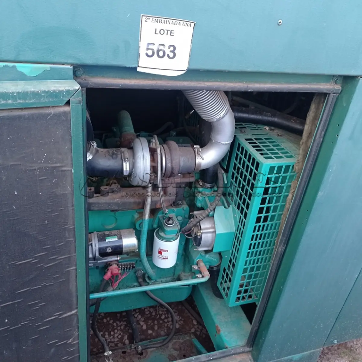 LOTE 563 - 01 GERADOR 60KVA MOTOR CUMMINS 4 CILINDROS DIESEL. (NO ESTADO EM QUE SE ENCONTRA. SUJEITO A AVARIAS OCULTAS/VISÍVEIS.) AV9678G