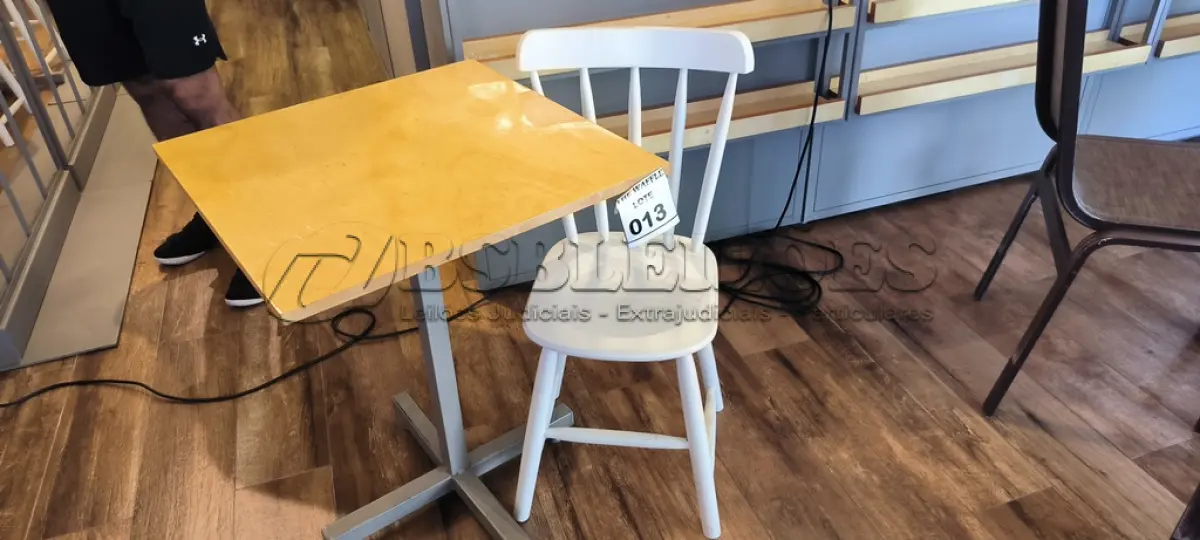 LOTE 013 - 01 MESA QUADRADA EM MADEIRA COM PÉS EM FERRO E 01 CADEIRA EM MADEIRA. (NO ESTADO) ATENÇÃO! FAZER A VISITAÇÃO ANTES DE ARREMATAR, NÃO SABEMOS SE FUNCIONA. LEILÃO NÃO TEM GARANTIA E NEM DEVOLUÇÃO, SUJEITO A POSSÍVEIS AVARIAS VISÍVEIS/OCULTAS E/OU AUSÊNCIA DE COMPONENTES.