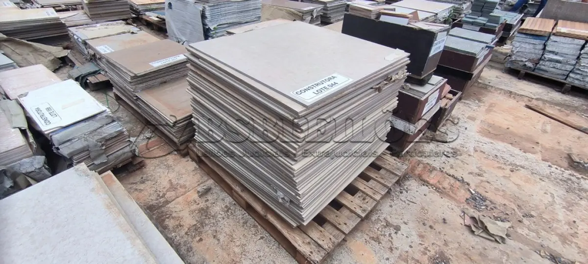 LOTE 044 - APROXIMADAMENTE 46,98 M² PORCELANATO 90X90CM NATURAL – PORTINARI. (NO ESTADO EM QUE SE ENCONTRA. SUJEITO A AVARIAS OCULTAS/VISÍVEIS.)