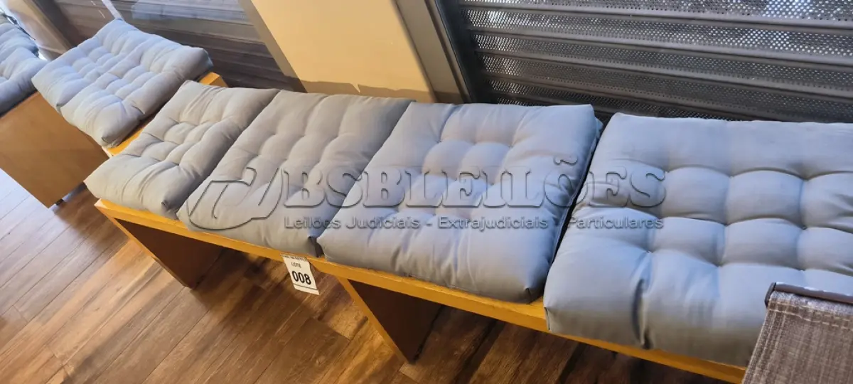 LOTE 008 - 01 BANCO EM MADEIRA COM 03 ACENTOS ESTOFADOS.  (NO ESTADO) ATENÇÃO! FAZER A VISITAÇÃO ANTES DE ARREMATAR, NÃO SABEMOS SE FUNCIONA. LEILÃO NÃO TEM GARANTIA E NEM DEVOLUÇÃO, SUJEITO A POSSÍVEIS AVARIAS VISÍVEIS/OCULTAS E/OU AUSÊNCIA DE COMPONENTES.