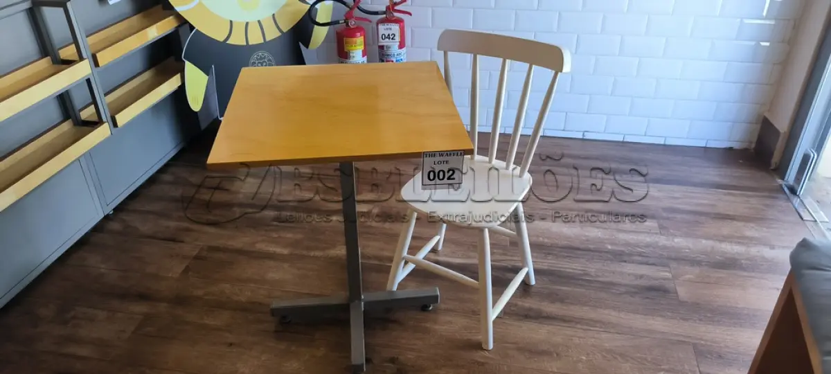 LOTE 002 -  01 MESA QUADRADA EM MADEIRA COM PÉS EM FERRO E 01 CADEIRA EM MADEIRA. (NO ESTADO) ATENÇÃO! FAZER A VISITAÇÃO ANTES DE ARREMATAR, NÃO SABEMOS SE FUNCIONA. LEILÃO NÃO TEM GARANTIA E NEM DEVOLUÇÃO, SUJEITO A POSSÍVEIS AVARIAS VISÍVEIS/OCULTAS E/OU AUSÊNCIA DE COMPONENTES.
