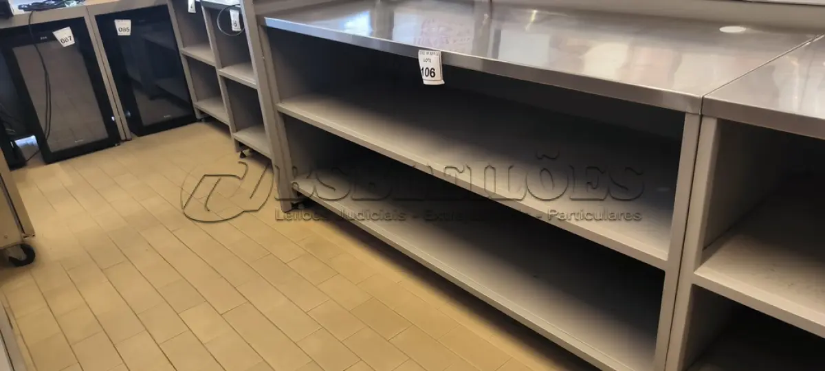 LOTE 106 - 01 PRATELEIRA EM FERRO COM TAMPO EM INOX. (NO ESTADO) ATENÇÃO! FAZER A VISITAÇÃO ANTES DE ARREMATAR, NÃO SABEMOS SE FUNCIONA. LEILÃO NÃO TEM GARANTIA E NEM DEVOLUÇÃO, SUJEITO A POSSÍVEIS AVARIAS VISÍVEIS/OCULTAS E/OU AUSÊNCIA DE COMPONENTES.