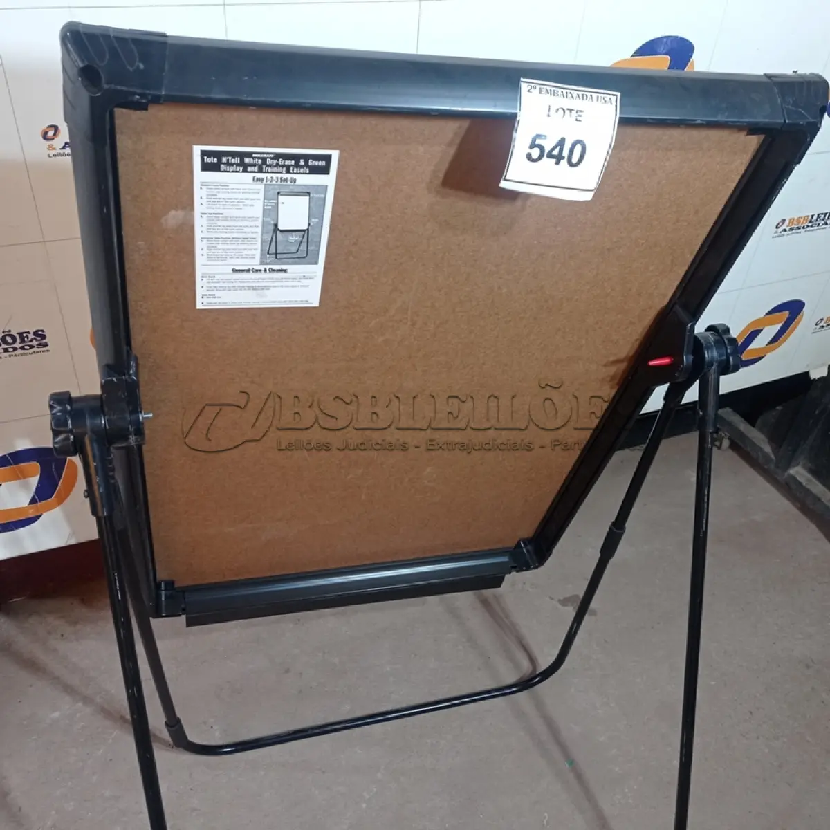 LOTE 540 - 01 QUADRO BRANCO. (NO ESTADO EM QUE SE ENCONTRA. SUJEITO A AVARIAS OCULTAS/VISÍVEIS.)