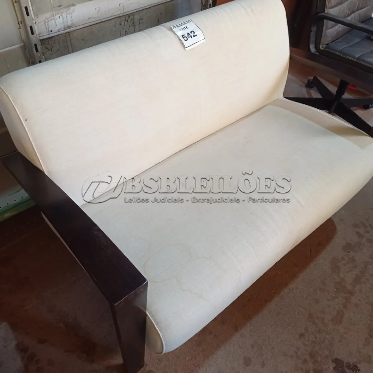 LOTE 542 - 01 SOFÁ DE 02 LUGARES. (LOVESEAT) (NO ESTADO EM QUE SE ENCONTRA. SUJEITO A AVARIAS OCULTAS/VISÍVEIS.)