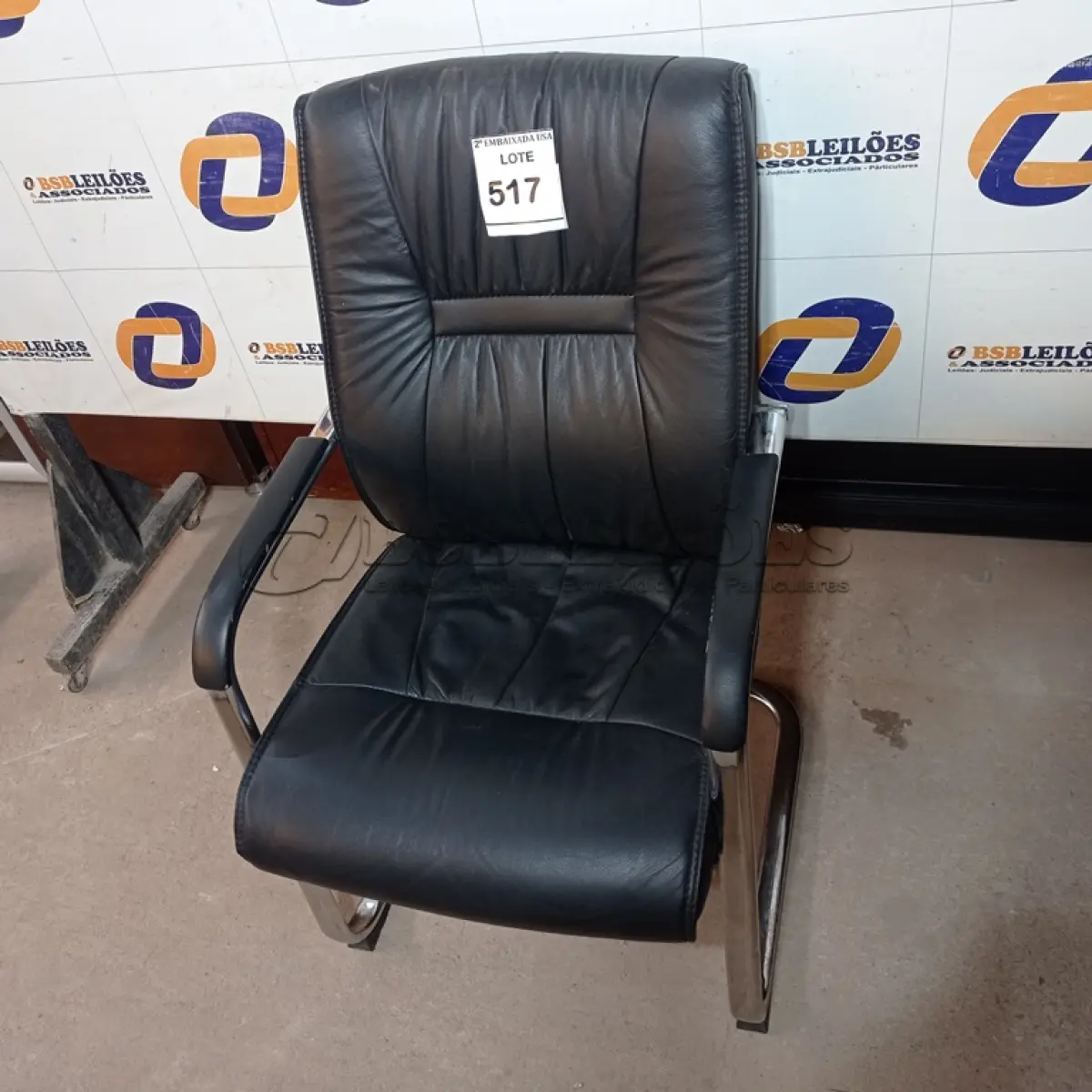 LOTE 517 - 01 CADEIRA DE ESCRITÓRIO. (NO ESTADO EM QUE SE ENCONTRA. SUJEITO A AVARIAS OCULTAS/VISÍVEIS.)
