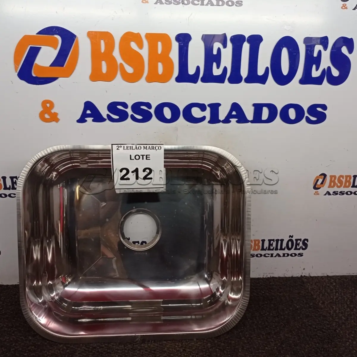 LOTE 212 - 01 CUBA EM AÇO INOX QUADRADO. (NOVO) (NO ESTADO) ATENÇÃO! FAZER A VISITAÇÃO ANTES DE ARREMATAR, NÃO SABEMOS SE FUNCIONA. LEILÃO NÃO TEM GARANTIA E NEM DEVOLUÇÃO, SUJEITO A POSSÍVEIS AVARIAS VISÍVEIS/OCULTAS E/OU AUSÊNCIA DE COMPONENTES.