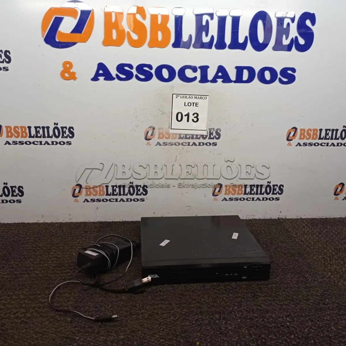 LOTE 013 - 01 DVR 16 CANAIS MODELO GSE 1648OC MARCA GIGA COM CARREGADOR. (NO ESTADO) ATENÇÃO! FAZER A VISITAÇÃO ANTES DE ARREMATAR, NÃO SABEMOS SE FUNCIONA. LEILÃO NÃO TEM GARANTIA E NEM DEVOLUÇÃO, SUJEITO A POSSÍVEIS AVARIAS VISÍVEIS/OCULTAS E/OU AUSÊNCIA DE COMPONENTES.