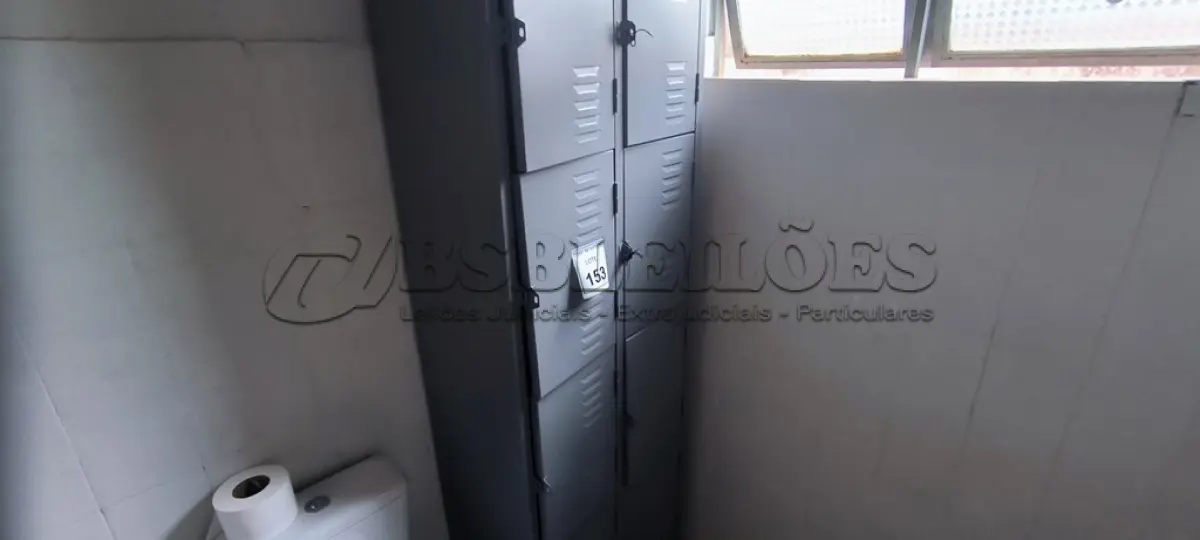 LOTE 153 - 01 ROUPEIRO 8 PORTAS EM AÇO. (NO ESTADO) ATENÇÃO! FAZER A VISITAÇÃO ANTES DE ARREMATAR, NÃO SABEMOS SE FUNCIONA. LEILÃO NÃO TEM GARANTIA E NEM DEVOLUÇÃO, SUJEITO A POSSÍVEIS AVARIAS VISÍVEIS/OCULTAS E/OU AUSÊNCIA DE COMPONENTES.