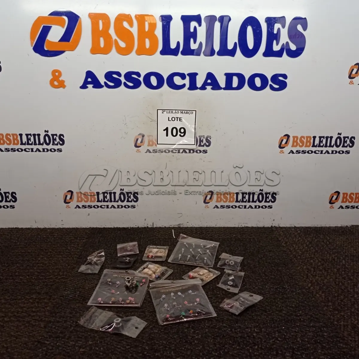 LOTE 109 - 01 LOTE COM PIRCING DIVERSOS.  (NO ESTADO) ATENÇÃO! FAZER A VISITAÇÃO ANTES DE ARREMATAR, NÃO SABEMOS SE FUNCIONA. LEILÃO NÃO TEM GARANTIA E NEM DEVOLUÇÃO, SUJEITO A POSSÍVEIS AVARIAS VISÍVEIS/OCULTAS E/OU AUSÊNCIA DE COMPONENTES.