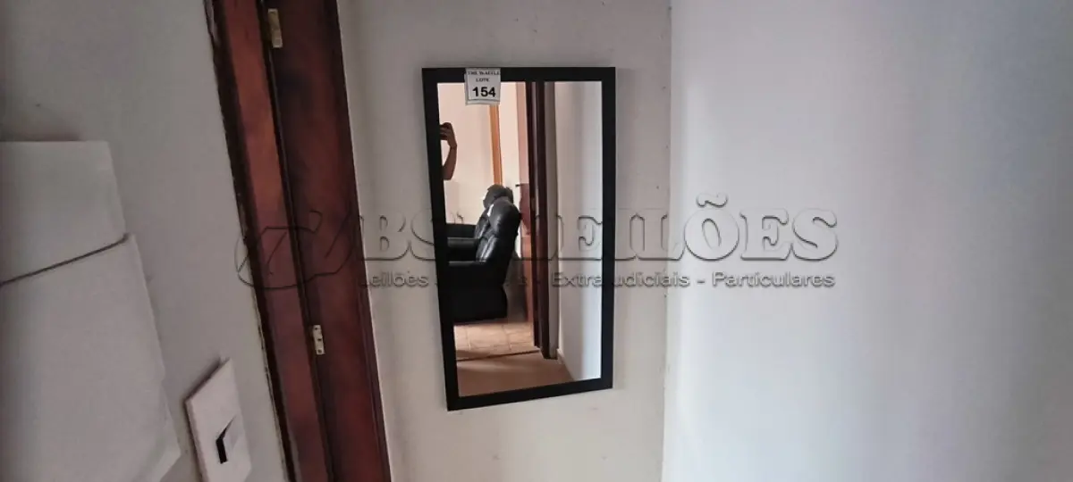 LOTE 154 - 01 ESPELHO GRANDE. (NO ESTADO) ATENÇÃO! FAZER A VISITAÇÃO ANTES DE ARREMATAR, NÃO SABEMOS SE FUNCIONA. LEILÃO NÃO TEM GARANTIA E NEM DEVOLUÇÃO, SUJEITO A POSSÍVEIS AVARIAS VISÍVEIS/OCULTAS E/OU AUSÊNCIA DE COMPONENTES.