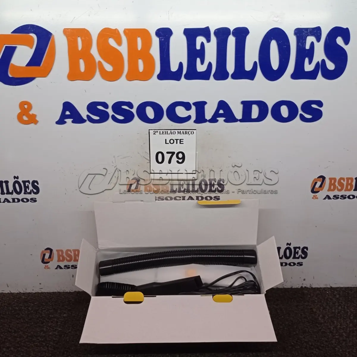 LOTE 079 - 01 ASPIRADOR DE PÓ PORTÁTIL BOMVINK. (NO ESTADO) ATENÇÃO! FAZER A VISITAÇÃO ANTES DE ARREMATAR, NÃO SABEMOS SE FUNCIONA. LEILÃO NÃO TEM GARANTIA E NEM DEVOLUÇÃO, SUJEITO A POSSÍVEIS AVARIAS VISÍVEIS/OCULTAS E/OU AUSÊNCIA DE COMPONENTES.