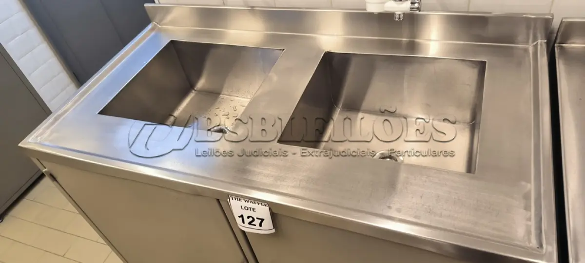 LOTE 127 - 01 PIA 2 CUBAS EM INOX COM ARMÁRIO. (NO ESTADO) ATENÇÃO! FAZER A VISITAÇÃO ANTES DE ARREMATAR, NÃO SABEMOS SE FUNCIONA. LEILÃO NÃO TEM GARANTIA E NEM DEVOLUÇÃO, SUJEITO A POSSÍVEIS AVARIAS VISÍVEIS/OCULTAS E/OU AUSÊNCIA DE COMPONENTES.