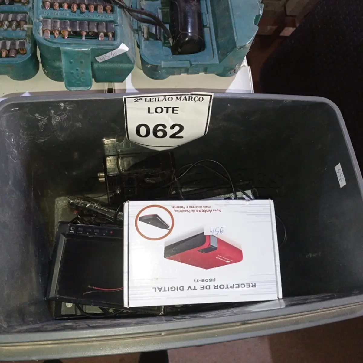 LOTE 062 - 04 IMPRESSORAS, 01 PARAFUSADEIRA MAQUITA, 01 FILTRO DE AR DA SCANIA E VÁRIOS APARELHOS DE TV. (NO ESTADO) ATENÇÃO! FAZER A VISITAÇÃO ANTES DE ARREMATAR, NÃO SABEMOS SE FUNCIONA. LEILÃO NÃO TEM GARANTIA E NEM DEVOLUÇÃO, SUJEITO A POSSÍVEIS AVARIAS VISÍVEIS/OCULTAS E/OU AUSÊNCIA DE COMPONENTES.