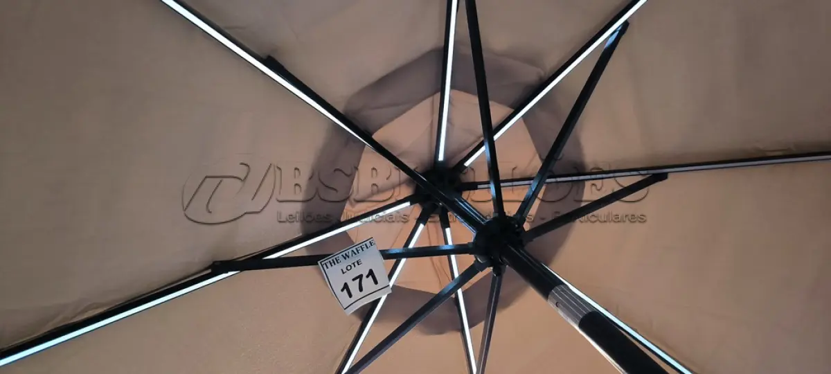 LOTE 171 - 01 OMBRELONE DE LED SEM A BASE.  (NO ESTADO) ATENÇÃO! FAZER A VISITAÇÃO ANTES DE ARREMATAR, NÃO SABEMOS SE FUNCIONA. LEILÃO NÃO TEM GARANTIA E NEM DEVOLUÇÃO, SUJEITO A POSSÍVEIS AVARIAS VISÍVEIS/OCULTAS E/OU AUSÊNCIA DE COMPONENTES.