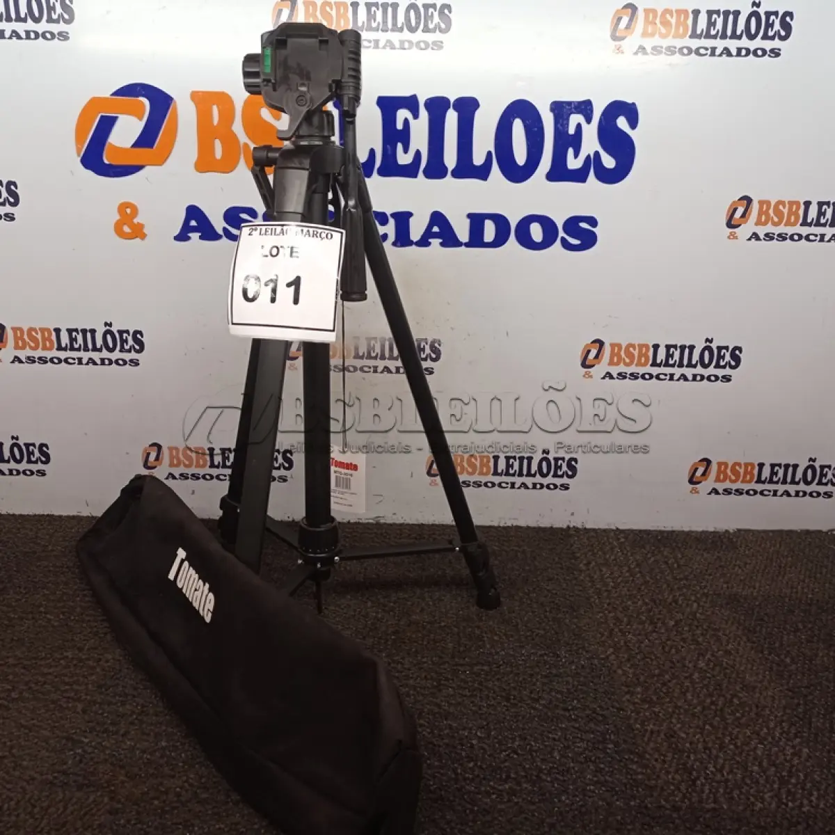 LOTE 011 - 01 TRIPÉ PARA CÂMERA TOMATE MTG-3016. (NO ESTADO) ATENÇÃO! FAZER A VISITAÇÃO ANTES DE ARREMATAR, NÃO SABEMOS SE FUNCIONA. LEILÃO NÃO TEM GARANTIA E NEM DEVOLUÇÃO, SUJEITO A POSSÍVEIS AVARIAS VISÍVEIS/OCULTAS E/OU AUSÊNCIA DE COMPONENTES.