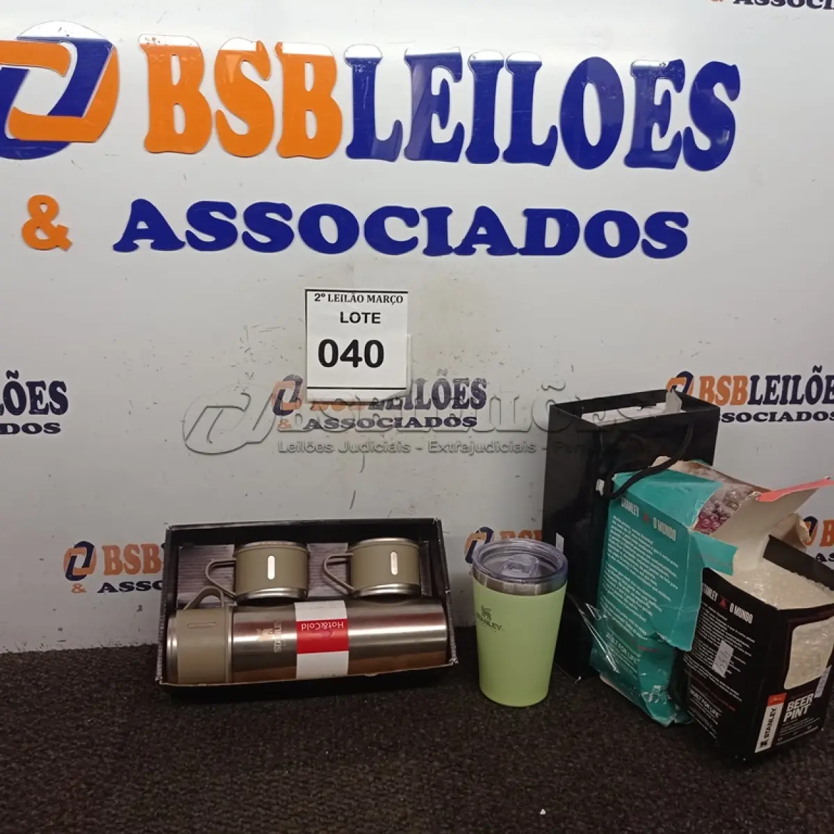 LOTE 040 - 01 COPO COM SOM, 01 COPO STANLEY E 1 GARRAFA COM 3 CANECAS.  (NO ESTADO) ATENÇÃO! FAZER A VISITAÇÃO ANTES DE ARREMATAR, NÃO SABEMOS SE FUNCIONA. LEILÃO NÃO TEM GARANTIA E NEM DEVOLUÇÃO, SUJEITO A POSSÍVEIS AVARIAS VISÍVEIS/OCULTAS E/OU AUSÊNCIA DE COMPONENTES.