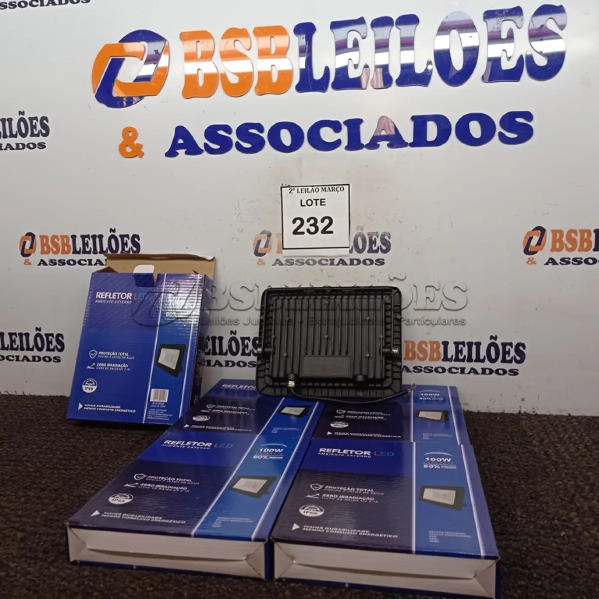 LOTE 232 - 05 REFLETORES DE LED AMBIENTE EXTERNO 100W CADA(NOVO). (NO ESTADO) ATENÇÃO! FAZER A VISITAÇÃO ANTES DE ARREMATAR, NÃO SABEMOS SE FUNCIONA. LEILÃO NÃO TEM GARANTIA E NEM DEVOLUÇÃO, SUJEITO A POSSÍVEIS AVARIAS VISÍVEIS/OCULTAS E/OU AUSÊNCIA DE COMPONENTES.