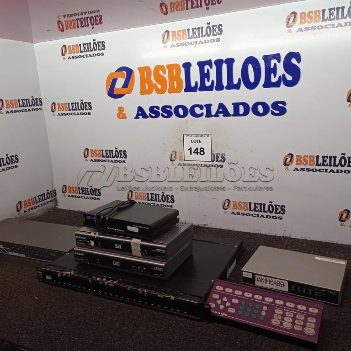 LOTE 148 - 01 LOTE COM ELETRÔNICOS DIVERSOS. (NO ESTADO) ATENÇÃO! FAZER A VISITAÇÃO ANTES DE ARREMATAR, NÃO SABEMOS SE FUNCIONA. LEILÃO NÃO TEM GARANTIA E NEM DEVOLUÇÃO, SUJEITO A POSSÍVEIS AVARIAS VISÍVEIS/OCULTAS E/OU AUSÊNCIA DE COMPONENTES.