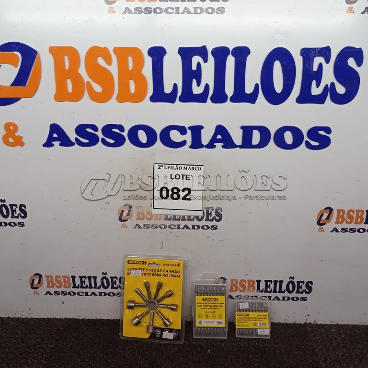 LOTE 082 - 01 KIT DE SOQUETE 9 PEÇAS, 01 JOGO DE BITS DUPLOS DE 100MM E 01 JOGO DE BITS DUPLOS DE 65MM. (NO ESTADO) ATENÇÃO! FAZER A VISITAÇÃO ANTES DE ARREMATAR, NÃO SABEMOS SE FUNCIONA. LEILÃO NÃO TEM GARANTIA E NEM DEVOLUÇÃO, SUJEITO A POSSÍVEIS AVARIAS VISÍVEIS/OCULTAS E/OU AUSÊNCIA DE COMPONENTES.