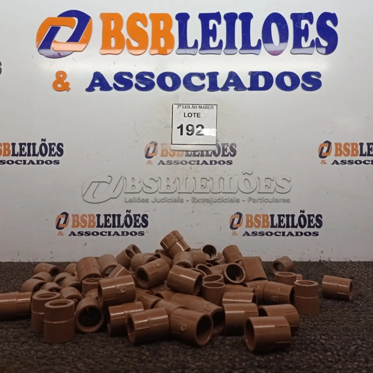 LOTE 192 - 01 CAIXA COM CONEXÕES 25X1/2 KRONA.  (NO ESTADO) ATENÇÃO! FAZER A VISITAÇÃO ANTES DE ARREMATAR, NÃO SABEMOS SE FUNCIONA. LEILÃO NÃO TEM GARANTIA E NEM DEVOLUÇÃO, SUJEITO A POSSÍVEIS AVARIAS VISÍVEIS/OCULTAS E/OU AUSÊNCIA DE COMPONENTES.
