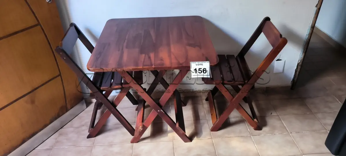 LOTE 156 - 01 MESA EM MADEIRA QUADRADA COM 2 CADEIRAS EM MADEIRA. (NO ESTADO) ATENÇÃO! FAZER A VISITAÇÃO ANTES DE ARREMATAR, NÃO SABEMOS SE FUNCIONA. LEILÃO NÃO TEM GARANTIA E NEM DEVOLUÇÃO, SUJEITO A POSSÍVEIS AVARIAS VISÍVEIS/OCULTAS E/OU AUSÊNCIA DE COMPONENTES.