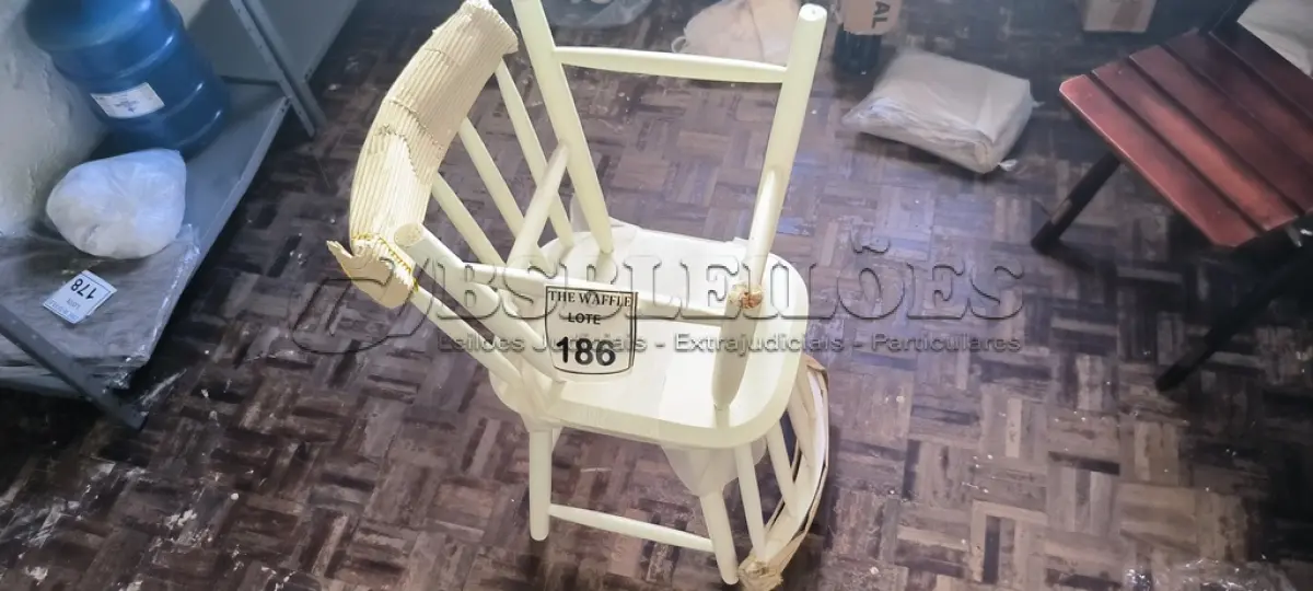 LOTE 186 - 02 CADEIRAS EM MADEIRA BRANCA (NOVO). (NO ESTADO) ATENÇÃO! FAZER A VISITAÇÃO ANTES DE ARREMATAR, NÃO SABEMOS SE FUNCIONA. LEILÃO NÃO TEM GARANTIA E NEM DEVOLUÇÃO, SUJEITO A POSSÍVEIS AVARIAS VISÍVEIS/OCULTAS E/OU AUSÊNCIA DE COMPONENTES.