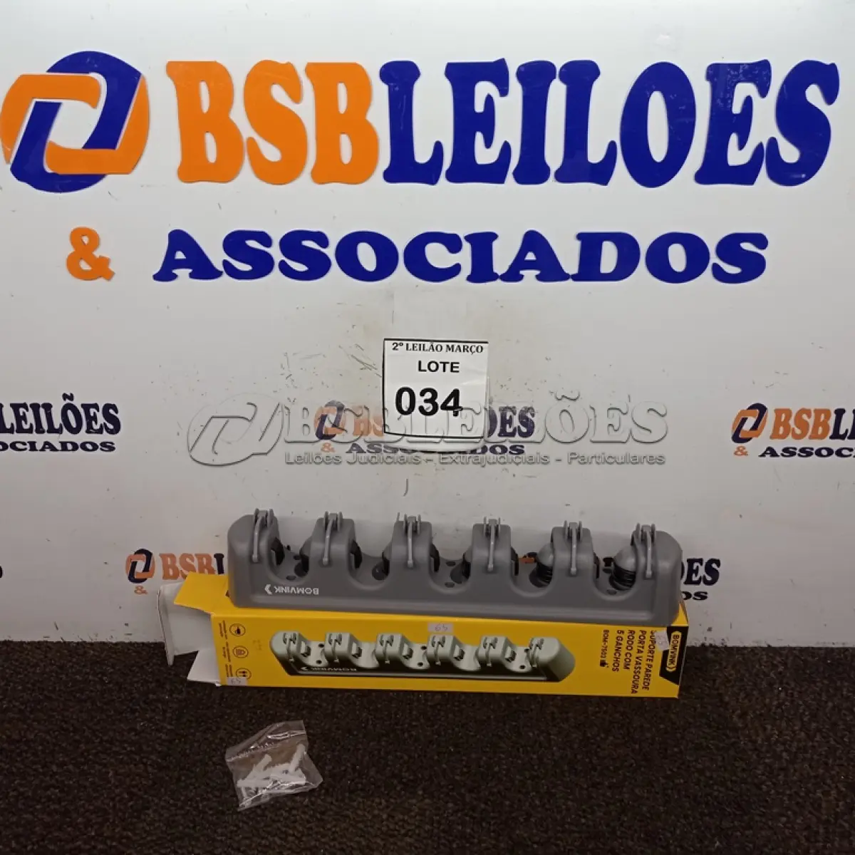 LOTE 034 - 01 SUPORTE PARA PAREDE PORTA VASSOURA, RODO 05 GANCHOS. (NO ESTADO) ATENÇÃO! FAZER A VISITAÇÃO ANTES DE ARREMATAR, NÃO SABEMOS SE FUNCIONA. LEILÃO NÃO TEM GARANTIA E NEM DEVOLUÇÃO, SUJEITO A POSSÍVEIS AVARIAS VISÍVEIS/OCULTAS E/OU AUSÊNCIA DE COMPONENTES.