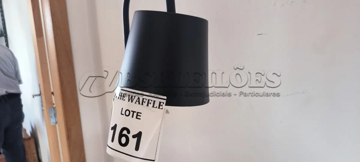 LOTE 161 - 01 LUMINÁRIA (TIPO ABAJUR). (NO ESTADO) ATENÇÃO! FAZER A VISITAÇÃO ANTES DE ARREMATAR, NÃO SABEMOS SE FUNCIONA. LEILÃO NÃO TEM GARANTIA E NEM DEVOLUÇÃO, SUJEITO A POSSÍVEIS AVARIAS VISÍVEIS/OCULTAS E/OU AUSÊNCIA DE COMPONENTES.