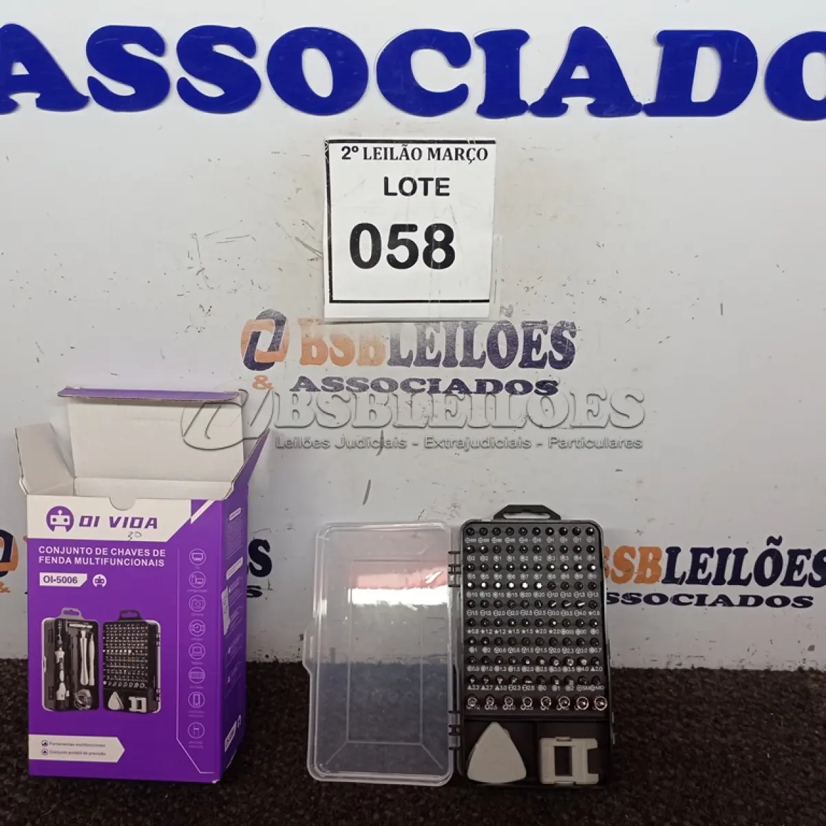 LOTE 058 - 01 CONJUNTO DE CHAVES DE FENDA MULTIFUNCIONAL. (NO ESTADO) ATENÇÃO! FAZER A VISITAÇÃO ANTES DE ARREMATAR, NÃO SABEMOS SE FUNCIONA. LEILÃO NÃO TEM GARANTIA E NEM DEVOLUÇÃO, SUJEITO A POSSÍVEIS AVARIAS VISÍVEIS/OCULTAS E/OU AUSÊNCIA DE COMPONENTES.
