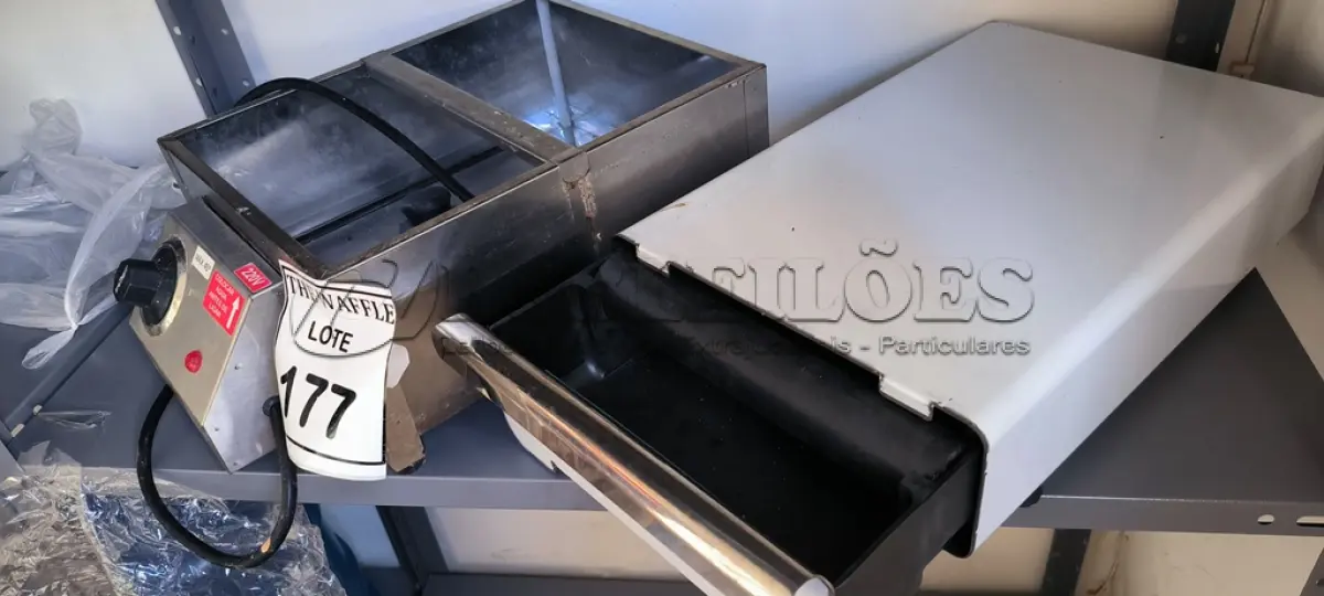 LOTE 177 - 01 BANHO MARIA PEQUENO E 01 GAVETA PARA ARMAZENAR CAFÉ. (NO ESTADO) ATENÇÃO! FAZER A VISITAÇÃO ANTES DE ARREMATAR, NÃO SABEMOS SE FUNCIONA. LEILÃO NÃO TEM GARANTIA E NEM DEVOLUÇÃO, SUJEITO A POSSÍVEIS AVARIAS VISÍVEIS/OCULTAS E/OU AUSÊNCIA DE COMPONENTES.