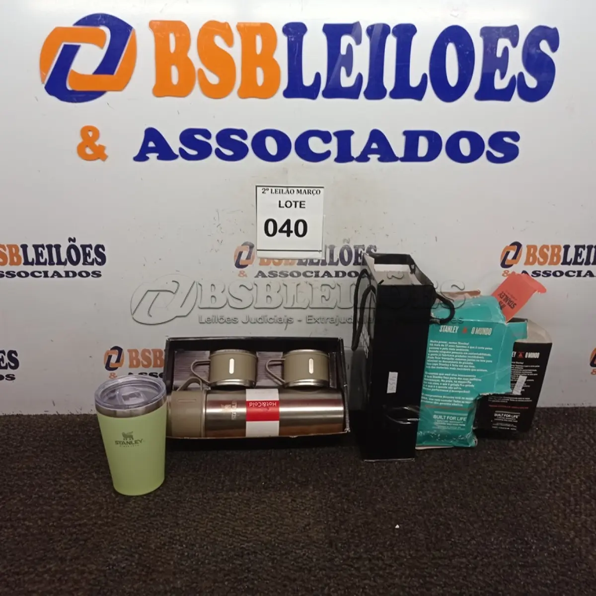 LOTE 040 - 01 COPO COM SOM, 01 COPO STANLEY E 1 GARRAFA COM 3 CANECAS.  (NO ESTADO) ATENÇÃO! FAZER A VISITAÇÃO ANTES DE ARREMATAR, NÃO SABEMOS SE FUNCIONA. LEILÃO NÃO TEM GARANTIA E NEM DEVOLUÇÃO, SUJEITO A POSSÍVEIS AVARIAS VISÍVEIS/OCULTAS E/OU AUSÊNCIA DE COMPONENTES.