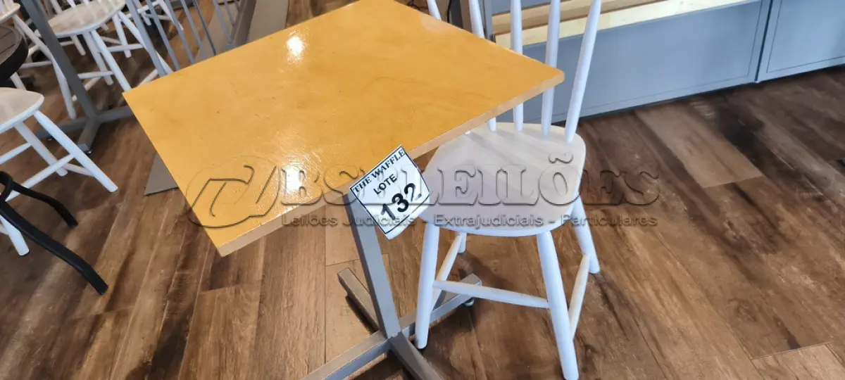 LOTE 132 - 01 MESA QUADRADA EM MADEIRA COM PÉS EM FERRO E 01 CADEIRA EM MADEIRA.  (NO ESTADO) ATENÇÃO! FAZER A VISITAÇÃO ANTES DE ARREMATAR, NÃO SABEMOS SE FUNCIONA. LEILÃO NÃO TEM GARANTIA E NEM DEVOLUÇÃO, SUJEITO A POSSÍVEIS AVARIAS VISÍVEIS/OCULTAS E/OU AUSÊNCIA DE COMPONENTES.