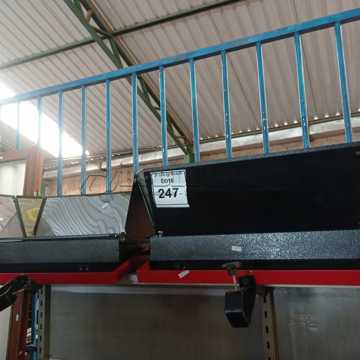 LOTE 247 - 02 REFLETORES GRANDES. (NO ESTADO) ATENÇÃO! FAZER A VISITAÇÃO ANTES DE ARREMATAR, NÃO SABEMOS SE FUNCIONA. LEILÃO NÃO TEM GARANTIA E NEM DEVOLUÇÃO, SUJEITO A POSSÍVEIS AVARIAS VISÍVEIS/OCULTAS E/OU AUSÊNCIA DE COMPONENTES.