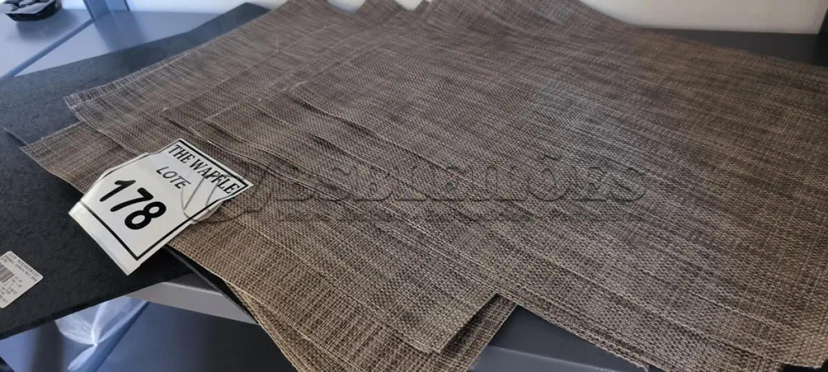 LOTE 178 - 15 JOGOS AMERICANO PARA MESA SENDO 02 JOGOS DE BORRACHA. (NO ESTADO) ATENÇÃO! FAZER A VISITAÇÃO DE ARREMATAR, NÃO SABEMOS SE FUNCIONA. LEILÃO NÃO TEM GARANTIA E NEM DEVOLUÇÃO, SUJEITO A POSSÍVEIS AVARIAS VISÍVEIS/OCULTAS E/OU AUSÊNCIA DE COMPONENTES.