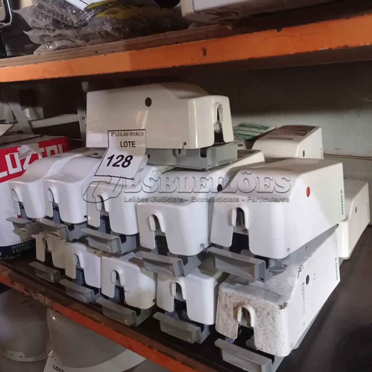 LOTE 128 - 01 LOTE COM DISPENSES PARA SABÃO.  (NO ESTADO) ATENÇÃO! FAZER A VISITAÇÃO ANTES DE ARREMATAR, NÃO SABEMOS SE FUNCIONA. LEILÃO NÃO TEM GARANTIA E NEM DEVOLUÇÃO, SUJEITO A POSSÍVEIS AVARIAS VISÍVEIS/OCULTAS E/OU AUSÊNCIA DE COMPONENTES.