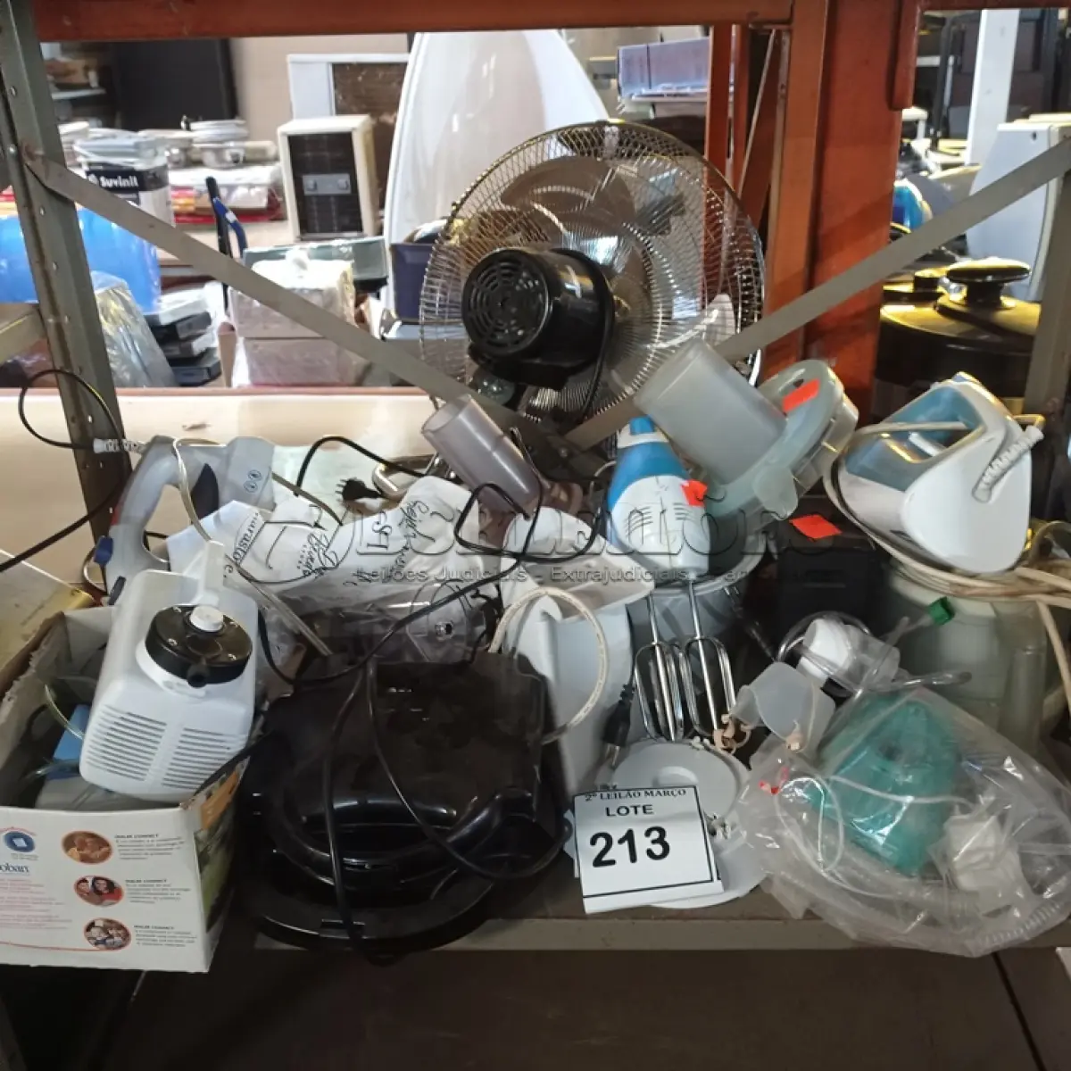 LOTE 213 - 02 FERROS DE PASSAR ROUPA, 02 SANDUICHEIRAS, 01 MULTIPROCESSADOR, 01 BATEDEIRA E MATERIAIS ELETRÔNICOS MARCAS E MODELOS DIVERSOS. (NO ESTADO) ATENÇÃO! FAZER A VISITAÇÃO ANTES DE ARREMATAR, NÃO SABEMOS SE FUNCIONA. LEILÃO NÃO TEM GARANTIA E NEM DEVOLUÇÃO, SUJEITO A POSSÍVEIS AVARIAS VISÍVEIS/OCULTAS E/OU AUSÊNCIA DE COMPONENTES.