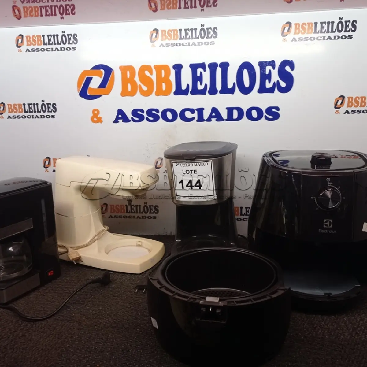 LOTE 144 - 01 BATEDEIRA, 02 CAFETEIRAS E 01 AIR FRYER INCOMPLETAS. (NO ESTADO) ATENÇÃO! FAZER A VISITAÇÃO ANTES DE ARREMATAR, NÃO SABEMOS SE FUNCIONA. LEILÃO NÃO TEM GARANTIA E NEM DEVOLUÇÃO, SUJEITO A POSSÍVEIS AVARIAS VISÍVEIS/OCULTAS E/OU AUSÊNCIA DE COMPONENTES.