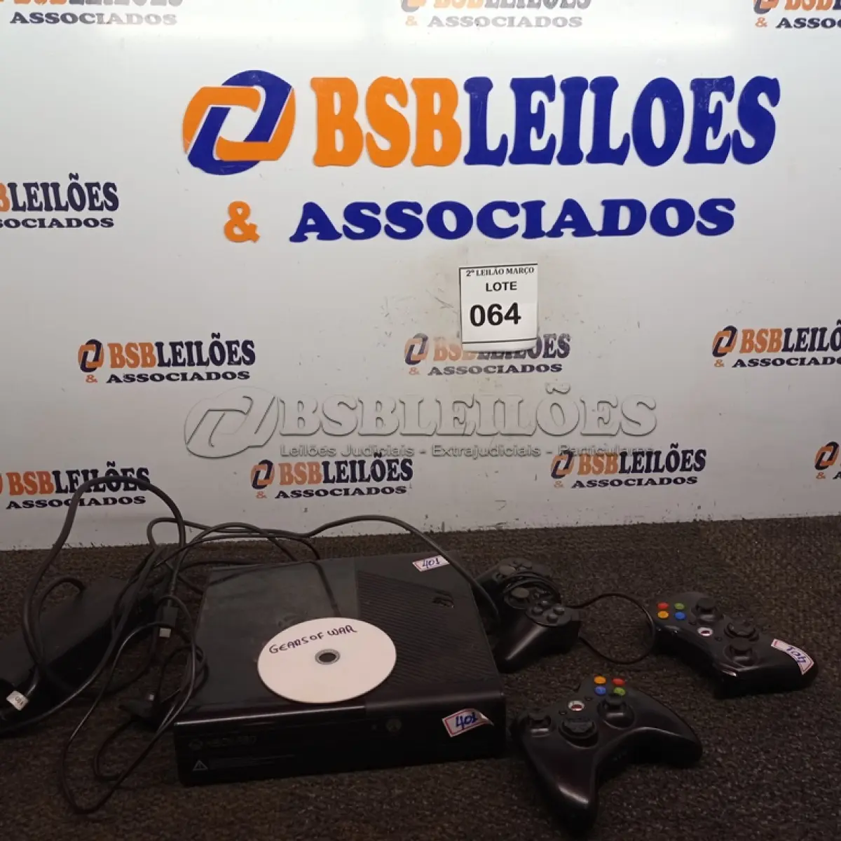 LOTE 064 - 01 CONSOLE XBOX 360 COM CONTROLE E FONTE.  (NO ESTADO) ATENÇÃO! FAZER A VISITAÇÃO ANTES DE ARREMATAR, NÃO SABEMOS SE FUNCIONA. LEILÃO NÃO TEM GARANTIA E NEM DEVOLUÇÃO, SUJEITO A POSSÍVEIS AVARIAS VISÍVEIS/OCULTAS E/OU AUSÊNCIA DE COMPONENTES.